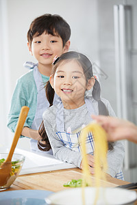 观看爸爸妈妈做饭的小朋友图片