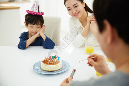 庆祝生日和睦的家庭图片