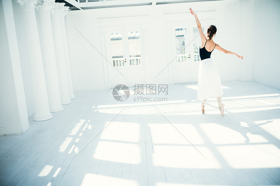 舞室跳舞的年轻芭蕾舞演员图片