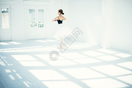 年轻的芭蕾舞演员舞蹈房练习图片