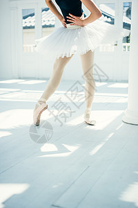 古典芭蕾舞舞者特写图片