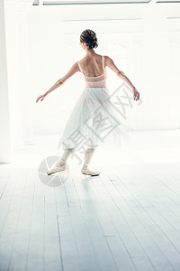 舞蹈房练习的芭蕾舞女演员图片