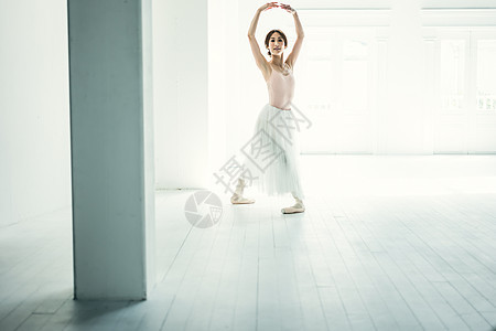 舞蹈古典作品上课舞蹈房练习的芭蕾舞女演员女演员图片