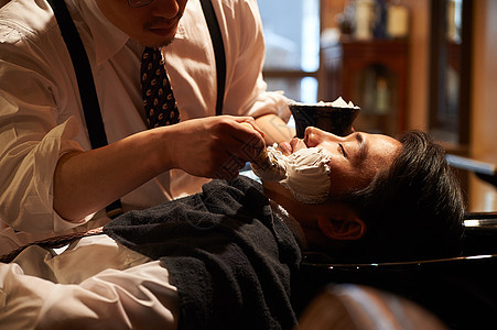 商务人物造型师剃须理发师刮男客人图片