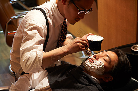 商务胡子时髦剃须理发师刮男客人图片