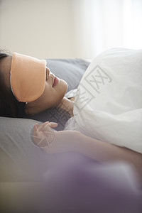 戴着眼罩睡觉的年轻女性图片