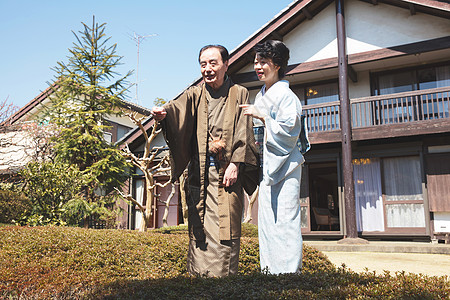 两个人父母和小孩居民丰富的家庭住宅图片