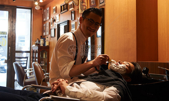 剪杯子劳动力剃须理发师刮男客人图片