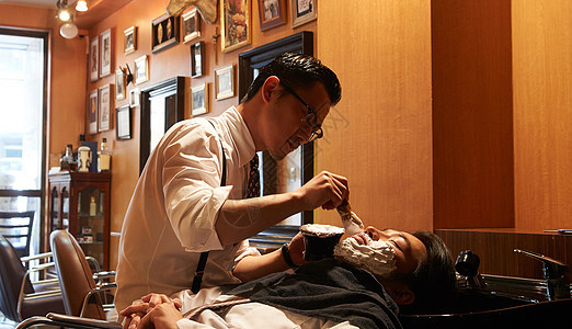 款式男人们剪剃须理发师刮男客人图片