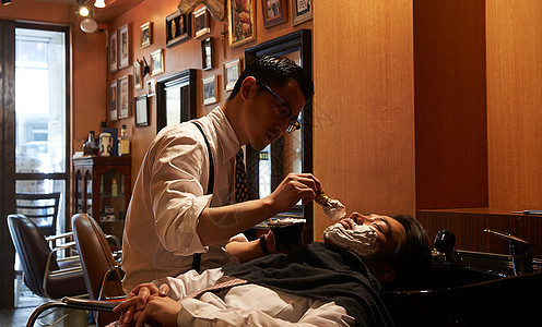 款式流行年轻人剃须理发师刮男客人图片