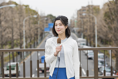 室外播报广播的女记者图片