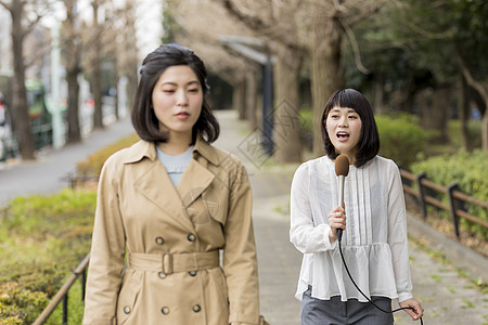 街头采访访谈的女记者高清图片