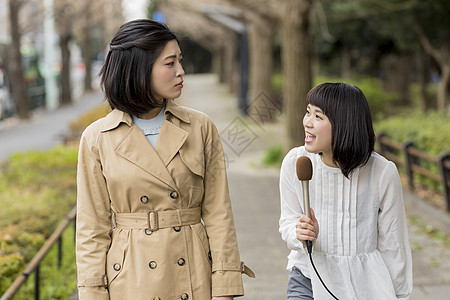 街头采访美女路人的记者图片