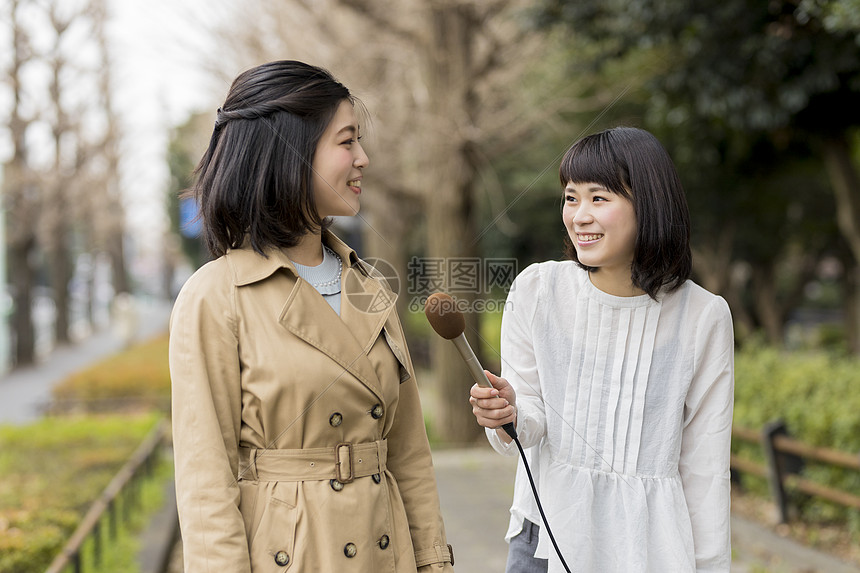 女记者街头访谈路人图片