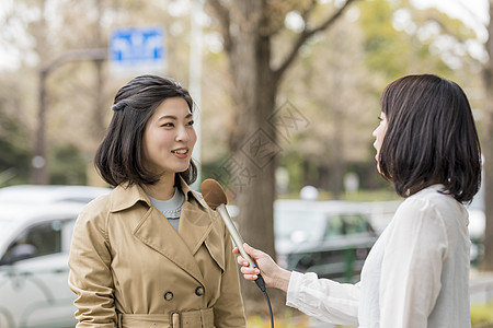 女播音员街头采访路人图片