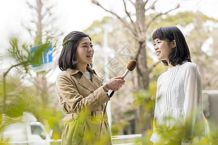 街头采访路人的女记者图片