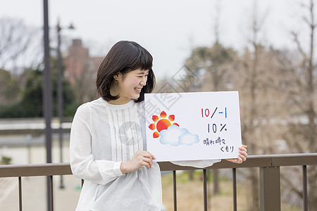 举着手写天气预报的天气播报员图片