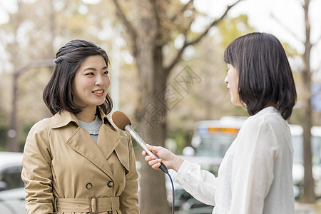 街头采访路人的主持人图片