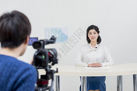 电视台节目录制的女主播图片