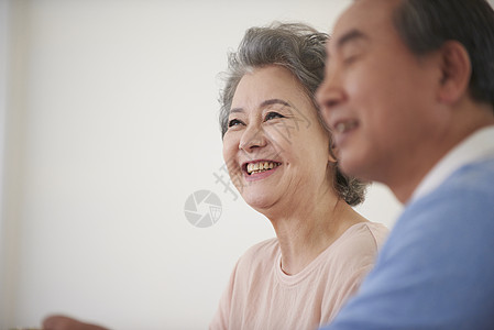 微笑幸福的老年女性图片