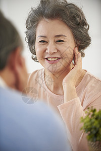 餐桌上微笑的老年女性图片