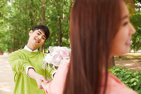 送花的青年男性图片