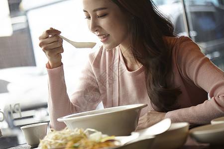 餐厅吃饭的年轻女子图片