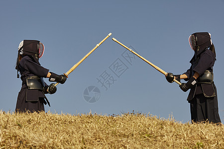 山丘上穿着剑道服训练的学生图片