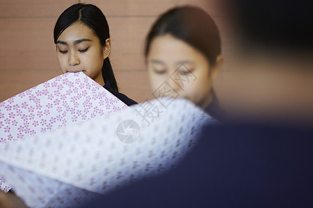 折叠方巾的女孩图片