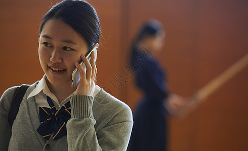 拿着手机打电话的女孩图片