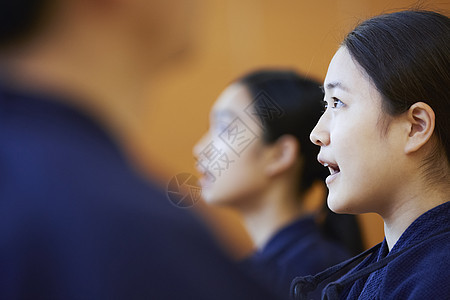 剑道馆学习剑道的女孩图片