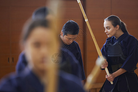 学习剑道的留学少女图片