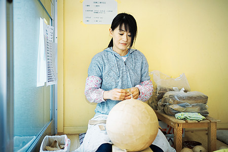 完成烟花组装的女人图片