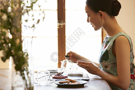 独自享受下午茶的优雅女性图片