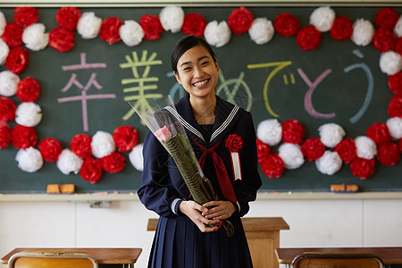 毕业典礼拿着花和证书微笑的女孩图片