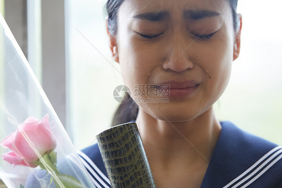 毕业时哭泣的女兵高中生图片