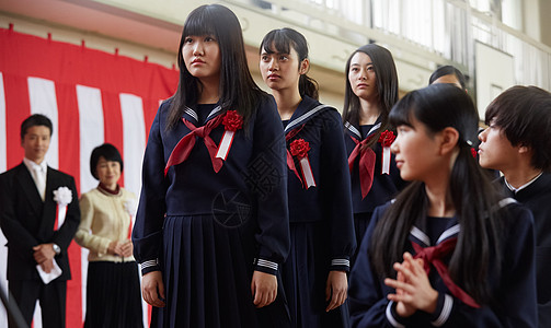 日本人小学一年级学生感谢学生进入仪式体育馆图片