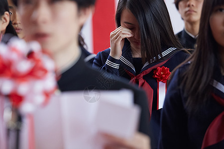 在毕业典礼上落泪的毕业生图片