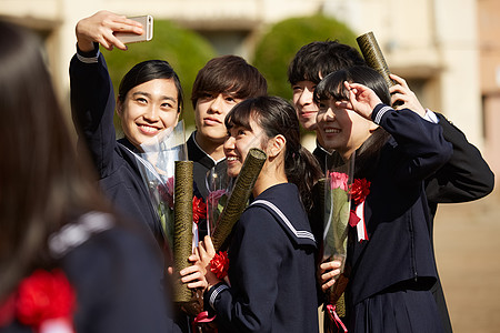 小学生照片站在一起自拍的毕业生男女背景