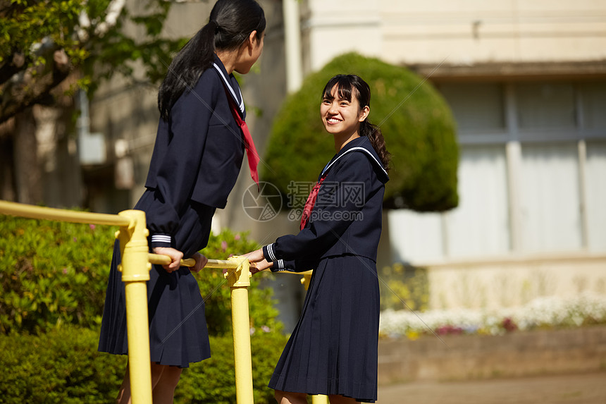 女高中生操场上聊天图片