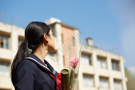 毕业的女学生回望教学楼图片