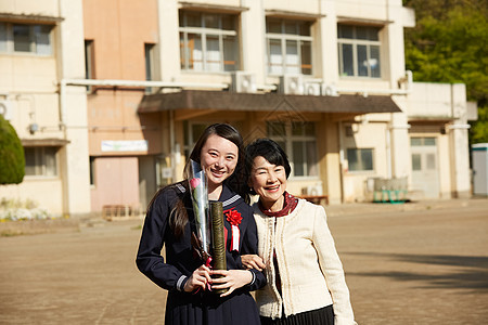 毕业的学生与老师合影图片