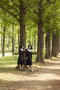 身前全身成年女子女孩校友图片