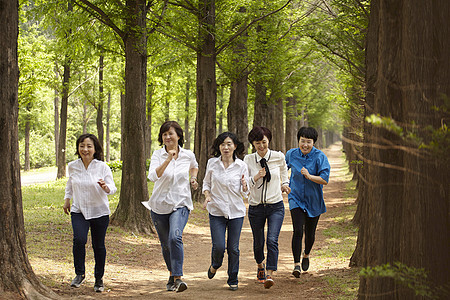 中年女性户外活动游戏奔跑图片