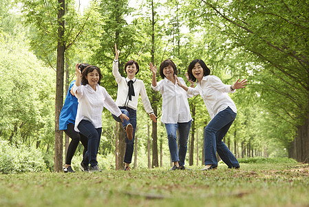 成年女子户外聚会图片