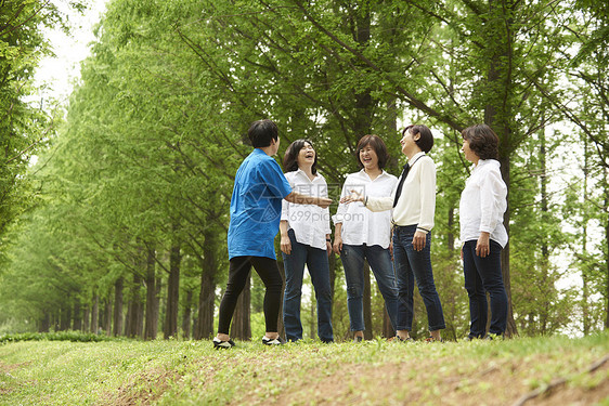 成年女子户外聚会图片