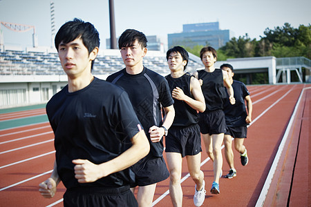 参加马拉松比赛的年轻人图片