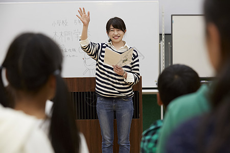 学校教学的年轻教师图片