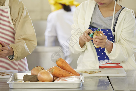 暑期实践课学习烹饪的小学生图片