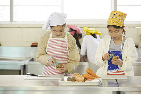 暑期实践课学习烹饪的小学生图片